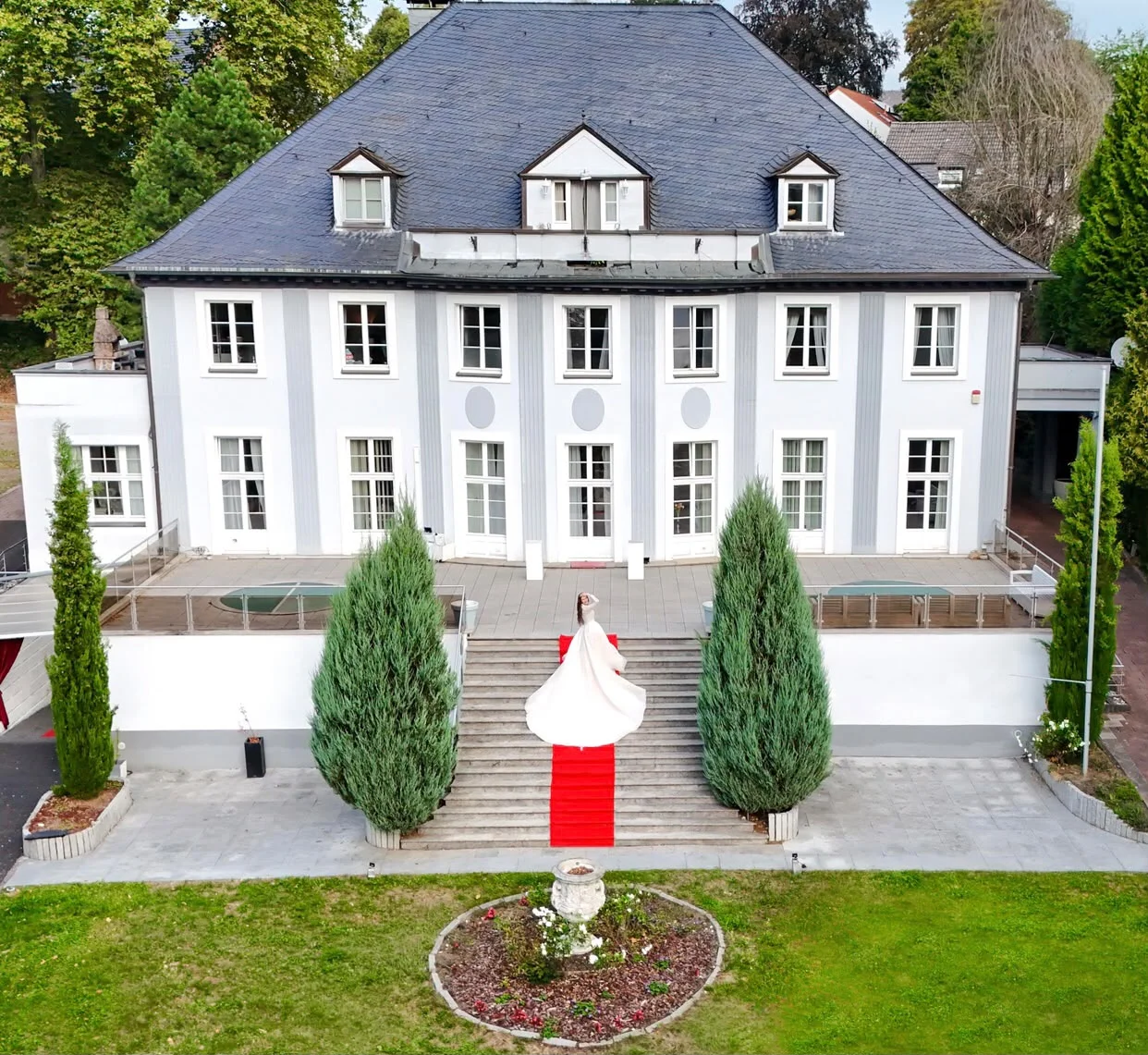 Villa Vera in Wetter mit Braut auf der Treppe