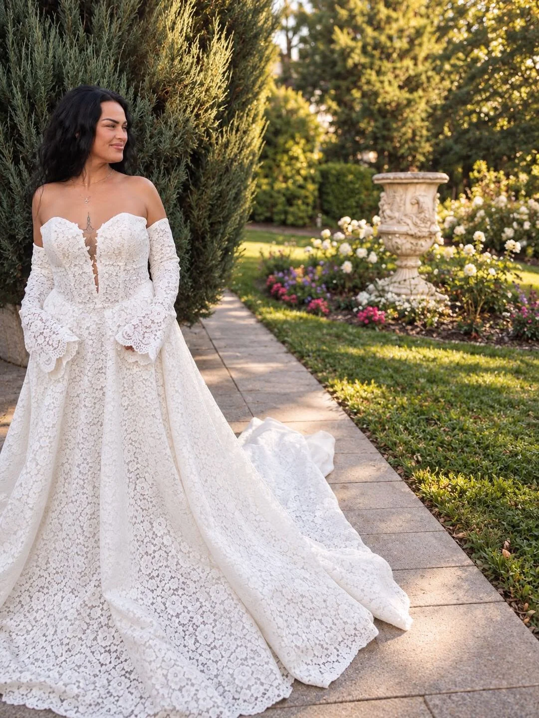Braut im Spitzenkleid im Garten der Villa Vera
